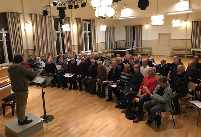 År 2019 uppträdde tre manskörer tillsammans i en konsert – Gamlakarleby, Kronoby och Terjärv. På bilden övar sångarna inför konserten. Frågan är om en sammanslagen kör i nejden är räddningen.