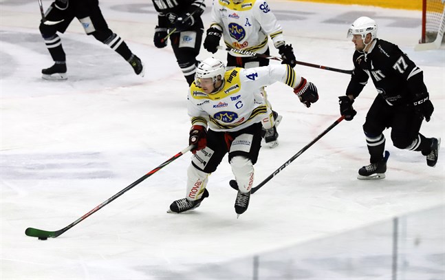 MIF-backen Teemu Kaislehto trampar ifrån KoMu:s back Toni Mäkinen. Strax efter satte Kaislehto 0–1-målet i boxplay.