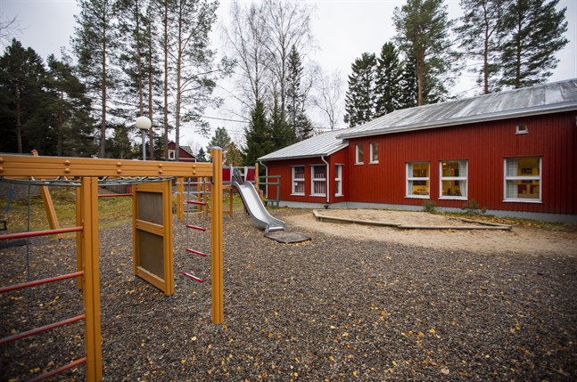 Byarna ska ha kvar sina daghem, anser skribenten. På bilden Veikars daghem.