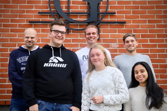 Oskar Björkholm, Elsa Moliis och Nikol Espinel har bekantat sig med rymdforskning inom flera skolämnen. Anton Lindholm, Henrik Smulter och André Forsman (raden längst bak) är lärartrion som ligger bakom Apolloprojektet i Petalax.