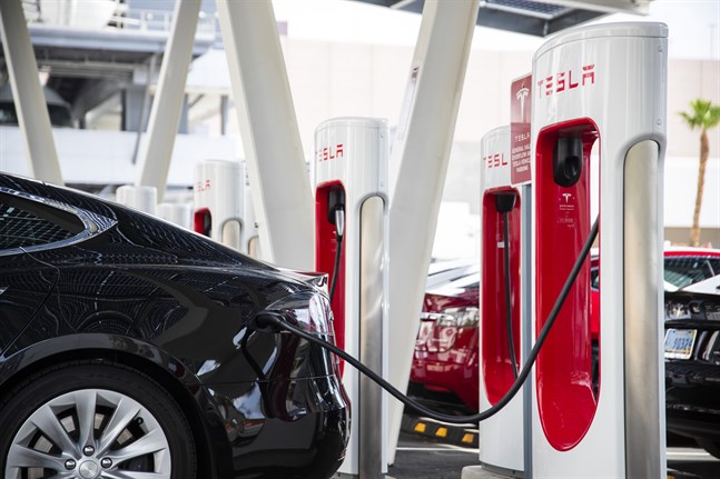 En av Teslas laddstationer i USA. Arkivbild.