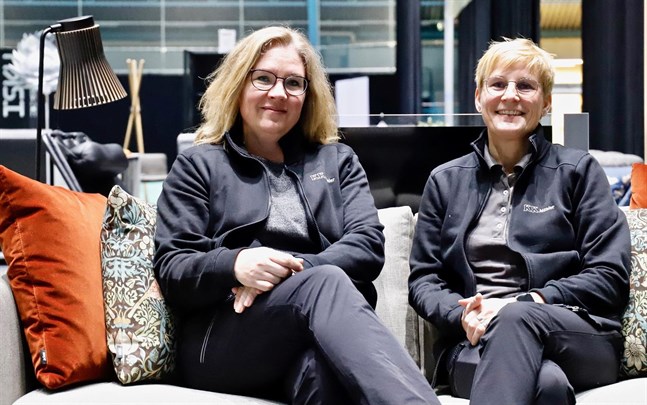 Ann-Christine Ström och Pia Komsi provsitter en av KK möblers soffor.
