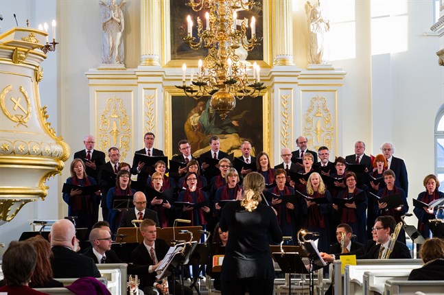 Dirigenten Susanne Westerlund leder sångarna i Psallitekören. Bilden är tagen på en konsert hösten 2019 tillsammans med Korsholms kammarorkester.
