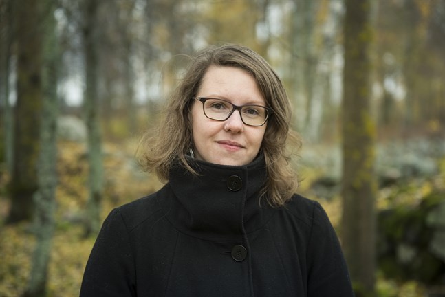 Emma Ahlgren är aktuell med sin andra diktsamling.