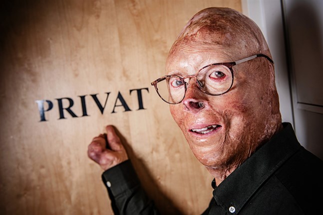 Lasse Gustavson uppmanar till medmänsklighet. Att knacka på och fråga hur någon mår är inte så svårt.