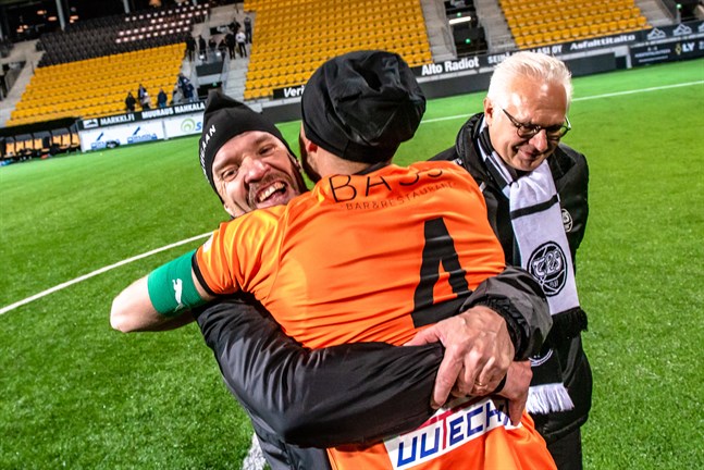Rasmus Holma omfamnar Tommi Pikkarainen efter kvalsegern mot KPV 2019.