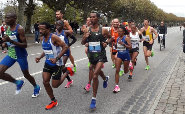 Här var det ännu lätt och glatt för Björn Sandler (i orange) under Frankfurt Marathon.