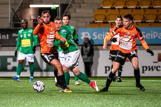 Juri Kinnunen kör in i Albijon Muzaci. Joakim Latonen (till höger), Tatu Varmanen, Sebastian Mannström och Ishmael Yartey i bakgrunden när hans dåvarande klubb KPV förlorade mot TPS i ligakvalet i höstas.