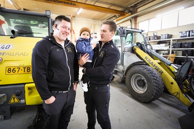 Adrian, i famnen, tycker att det är spännande att få tillbringa tid på pappa Benjamins och farbror Sebastians arbetsplats i Sunnanvik.