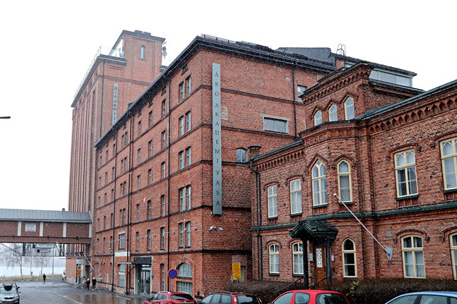 Åbo Akademi har fått 6,4 miljoner euro i donationer. Staten ger ett belopp för varje insamlad euro. Beloppet bestäms i höst. Också enheten i Vasa får del av pengarna.