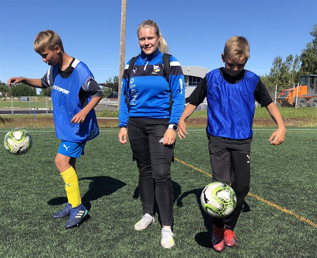 Julina Lillandt, som också basade för Krafts fotbollsskola i somras, valdes till damlagets bästa spelare.
