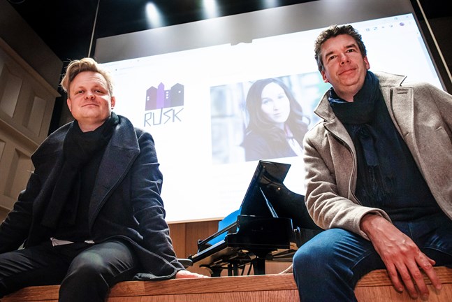 Till årets tonsättare för Rusk 2019 har Christoffer Sundqvist och Sebastian Fagerlund valt Outi Tarkiainen, en bild av henne projiceras på duken bakom dem.