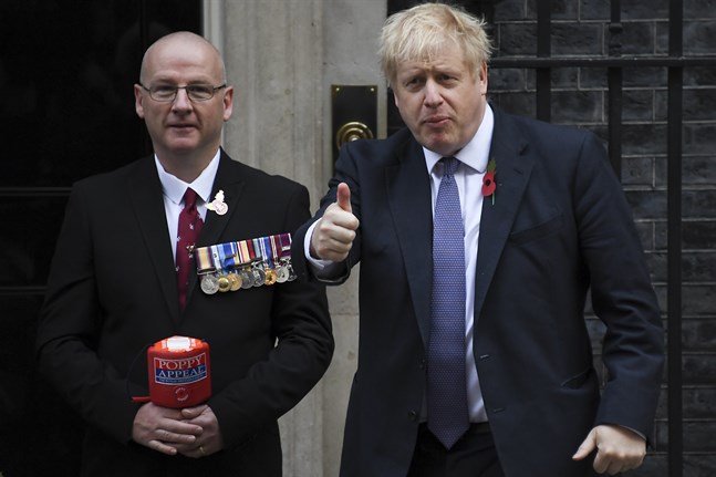 Premiärminister Boris Johnson gör tummen upp utanför 10 Downing Street.