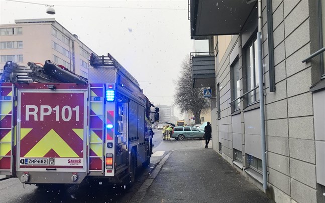 Olyckan inträffade i eftermiddagsrusningen och trafiken grötade till sig vid olycksplatsen.
