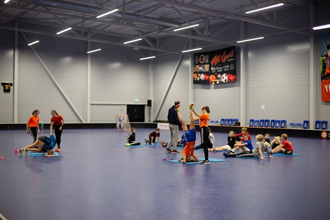 Intresset för idrottsklasser var så stort att eleverna delades in i två klasser i Korsholms högstadium. Eleverna har gymnastik 6 timmar i veckan med morgonträningar tisdagar och torsdagar.