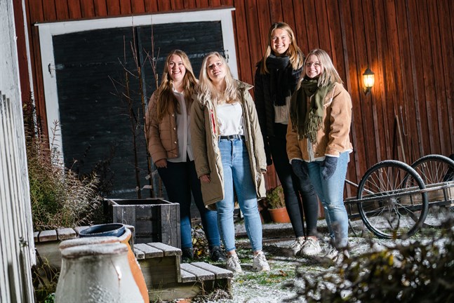 Årets luciakandidater i Jakobstadsregionen heter Corinne Björkman, Amalie Sundberg, Victoria Myntti och Maya Parkkinen.