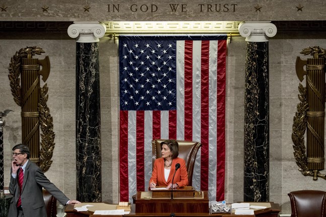 Representanthusets talman Nancy Pelosi klubbar igenom beslutet att gå in i nästa fas i en process som kan ställa president Donald Trump inför riksrätt.