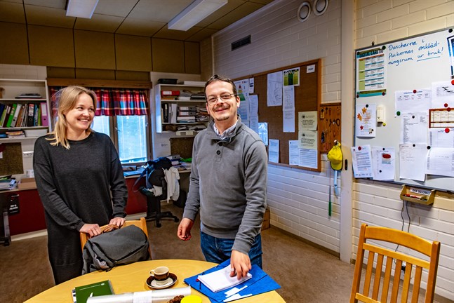 Forskarna Tuuli From från Helsingfors universitet och Tamás Péter Szabó från Jyväskylä universitet är båda intresserade av hur mångspråkighet ska tas tillvara i skolvärlden. I Edsevöskolorna har man lyckats hitta många synergieffekter, enligt forskarna.