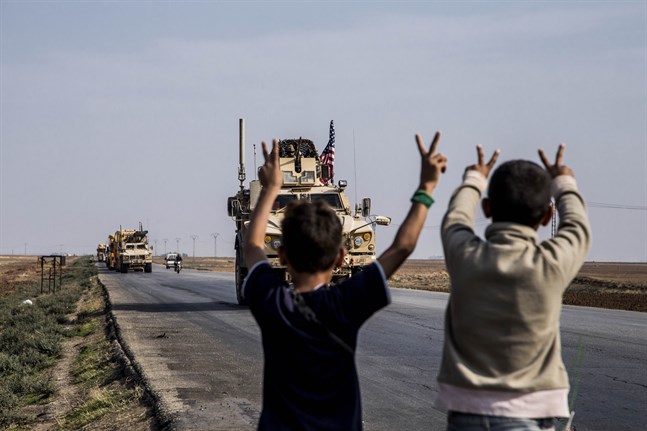 Amerikanska stridsfordon, som befunnit sig i Irak sedan ett par veckor, rullar in i Qamishli på väg mot oljefälten i Dayr al-Zor den 26 oktober.