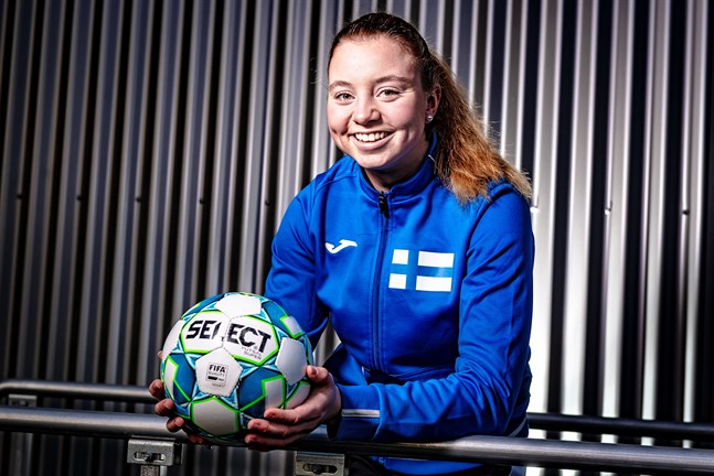19-åriga Emma Hagberg från Bennäs är den enda österbottningen i futsallandslaget för döva.