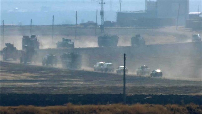Militärfordon längs en väg i Sevimli i Turkiet, på gränsen till Syrien.
