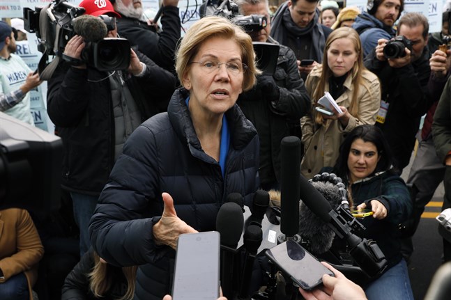 Senator Elizabeth Warren har förklarat sina planer för allmän sjukvårdsförsäkring, efter att ha blivit hårt ansatt av konkurrenterna.