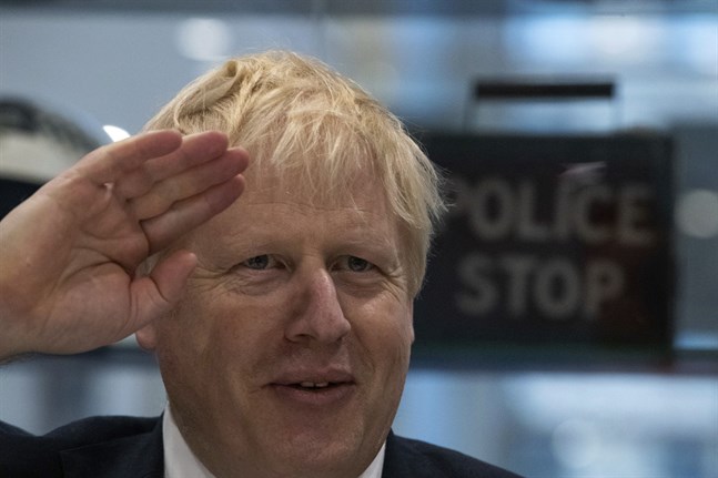 Premiärminister Boris Johnson och Tories ligger enligt en opinionsundersökning än så länge bäst till inför det brittiska nyvalet den 12 december. Arkivbild.