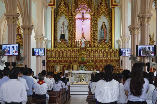 Vietnam sörjer offren i lastbilstragedin. På bilden en katolsk sorgemässa i provinsen Nghe An den 27 oktober.