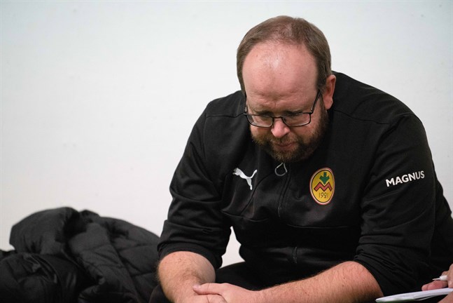 Magnus Slotte, tränare för Myran, var inte lika knäckt efter HPS-förlusten som efter att ha förlorat ligaplatsen åt PK-35 för snart ett år sedan.