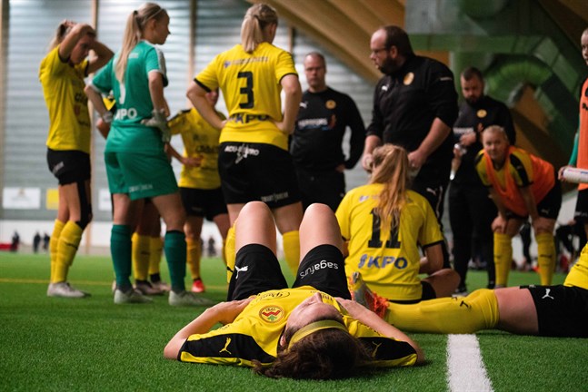 Myrantränaren Magnus Slotte försöker gjuta hopp i de sina mot PK-35. Han och Markus Kass (till vänster) fortsätter.
