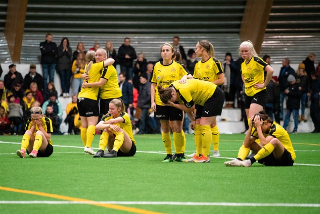 Myranspelarna är otröstliga efter att PK-35 knep ligaplatsen. Från vänster Tilde Hellund, Janni Laakso, Rebecca Dahl, Amanda Kass, Chelsy Swackhamer, Sofia Matikainen, Annika Grundvall, Fanny Lindholm och Sabina Wallis.
