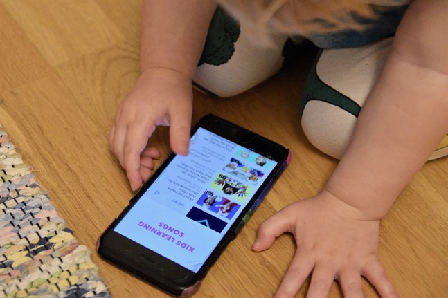 Personer under 13 år får endast använda sociala medier och andra liknande applikationer med föräldrarnas tillåtelse.