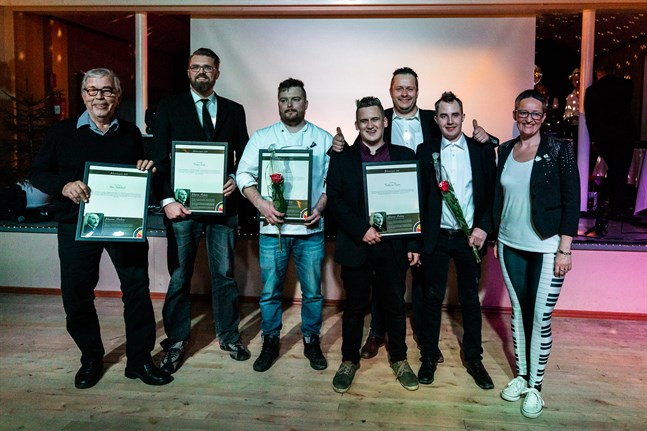 Här är årets Johannespristagare. Årets talkokraft: Hans Söderback från Malax uf, årets underhållare: Torsten Svahn från Korsholms Teater och Smedsby UF, årets Johannes: Daniel Forsman från Molpe uf årets förening: Forsby på Toppen Janne Pettersson, Johan Forsman och Mats Joskitt, årets inventarie: Linda Backgren-Holm från Molpe uf.