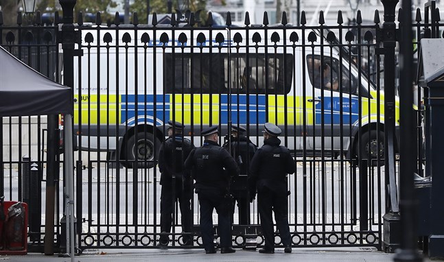 Poliser står vakt vid grindarna till Downing Street i London. Arkivbild.
