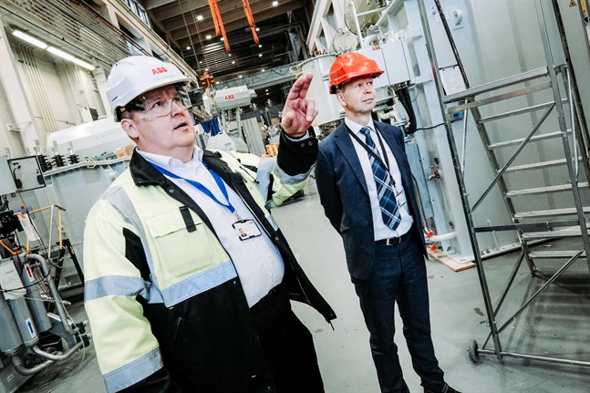 Toni Koskinen, ansvarig för fabriken i Vasa, och Matti Vaattovaara, vd för ABB Power Grids Finland, ser fram emot att få börja jobba med japanska Hitachi.