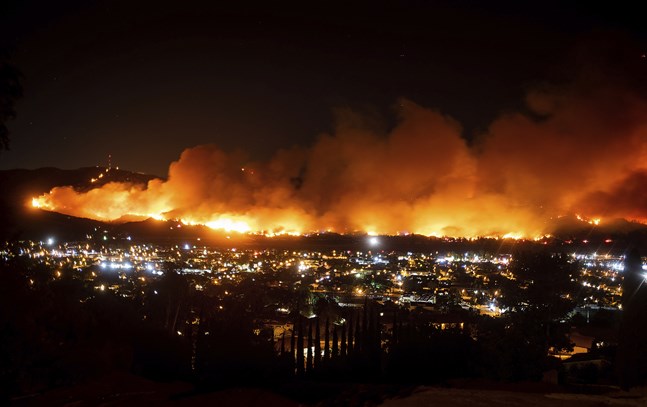 Den så kallade Mariabranden strax utanför Santa Paula i en bild från i torsdags.
