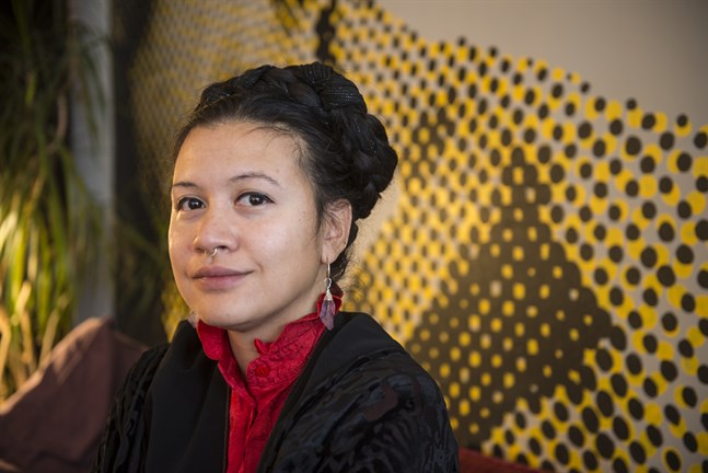 Moa Cederberg har gått i språkbadsskola och talar flytande finska, svenska och engelska, men oavsett vilket språk hon talar på får hon frågan: "Var kommer du ifrån, egentligen?" Det verkar inte som om Jakobstad är svar nog.
