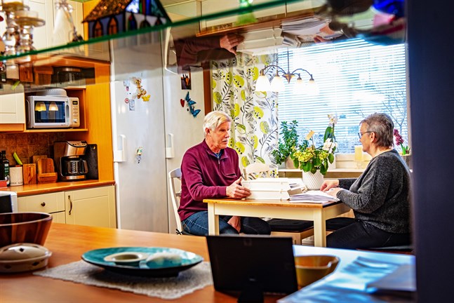 Bengt Ahlvik får hjälp med en del pappersarbete av assistenten Gundel Löf.