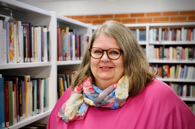Carola Bäckström fick Kulturfondens Svenska dagen-pris i Österbotten förra året. Nu får hon Förtjänstkorset av Finland Lejons orden.