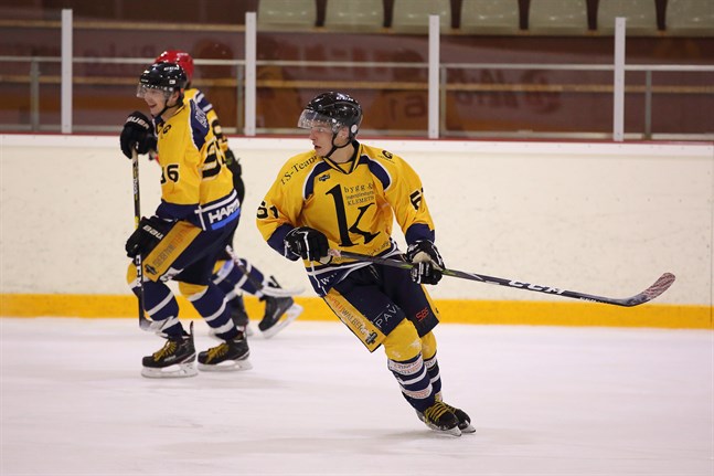 Benjamin Ahlvik (nummer 61) tillhör kategorin dolda hockeytalanger i Jakobstadstrakten. I måndagens match i MHL gjorde han tre mål och passade till ett när lag Klemets sänkte MB-Mobile med 5–2.