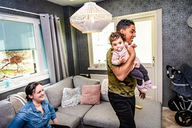 Lina och Souhail Mahfoud blev kära, gifte sig och fick dottern Amina på luciadagen i fjol. Nu talar det mesta för att familjen måste separeras i tre år.