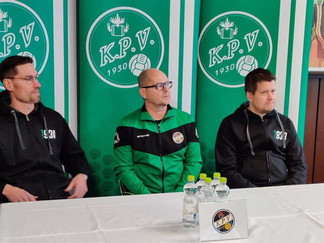 Henri Myntti, Matti Laitinen och Niko Kalliokoski under tisdagens presskonferens i Karleby.