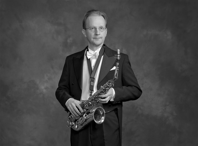Saxofonisten Olli-Pekka Tuomisalo är solist och spelar det verk som han överraskande återfann för tre år sedan.