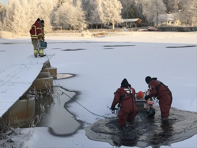 Räddningsverket försöker ta sig ut på det halvfrusna vattnet.