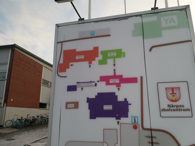 Det blir snart en ny översiktskarta över Närpes skolcentrum. Högstadiets byggnad ska rivas och en ny högstadieskola ska byggas på stället där de gamla lärarbostäderna finns. Och den ska byggas i trä.
