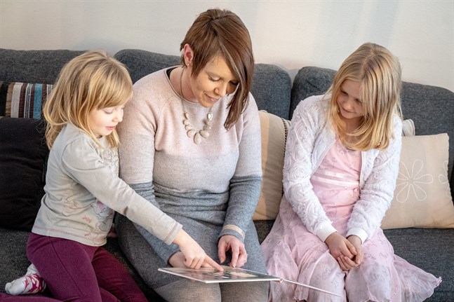 Madeleine, Kirsi och Marielle Asplin läser gärna högt tillsammans. – Det är roligt när mamma läser, säger Marielle.