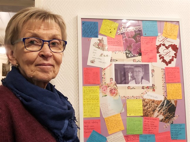 Bernice Suikkanen är glad över tavlan som hon har fått av arbetskamraterna på Oravais närsjukhus.