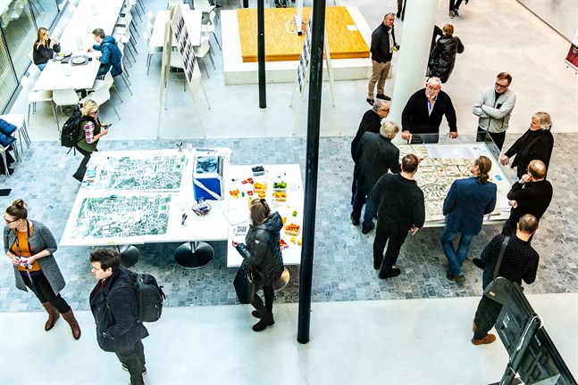 Jakobstads workshop om hur staden ska utformas hölls vid Campus Allegro. Jarmo Ittonen står till höger bredvid den nuvarande stadsplanearkitekten Sören Öhberg och en av hans företrädare Roger Wingren.