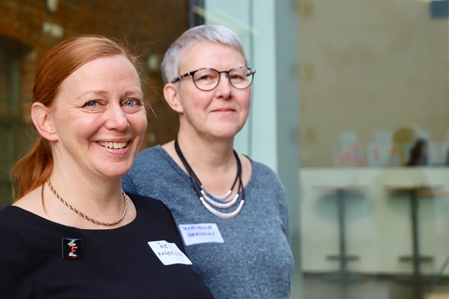 Åse Fagerlund leder Folkhälsans projekt "Styrka, glädje och medkänsla", Marianne Grannas är klasslärare.