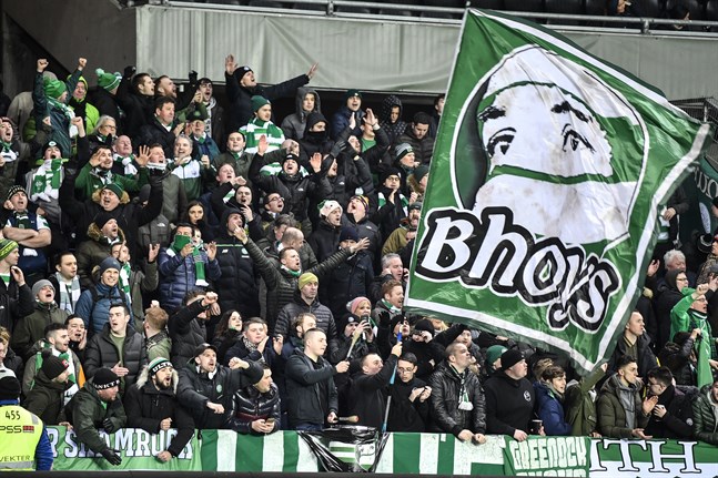 Två Celtic-supportrar vårdas på sjukhus i Rom efter knivattacker.